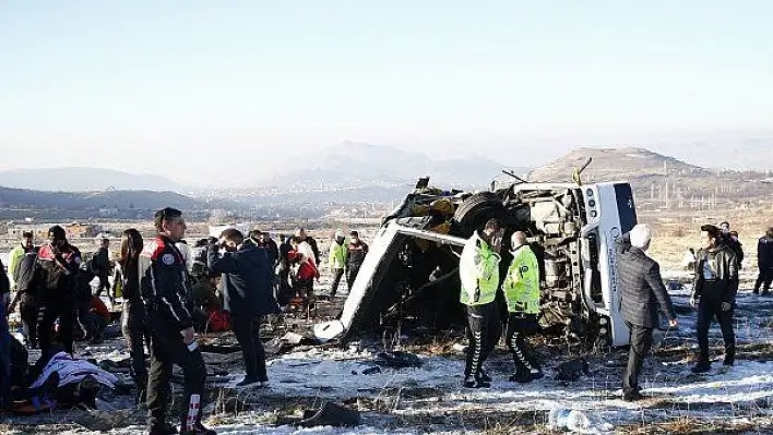 Kayseri 'de öğrencileri taşıyan midibüs devrildi