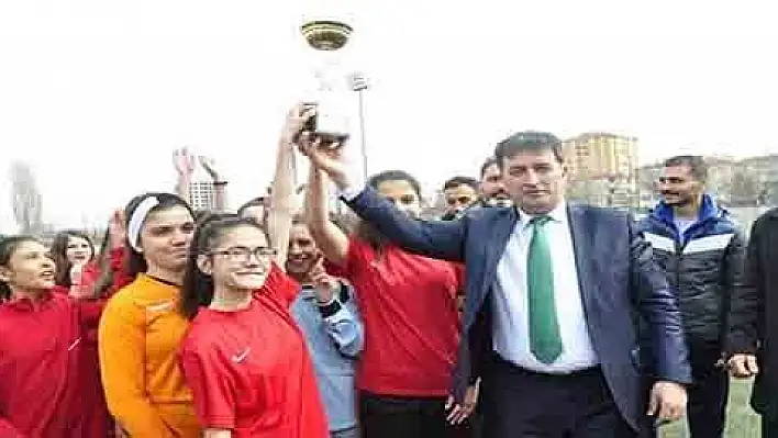 Okullar arası yıldızlar futbol şöleni tamamlandı 