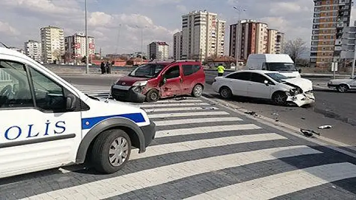 Otomobiller çarpıştı: 3 yaralı 