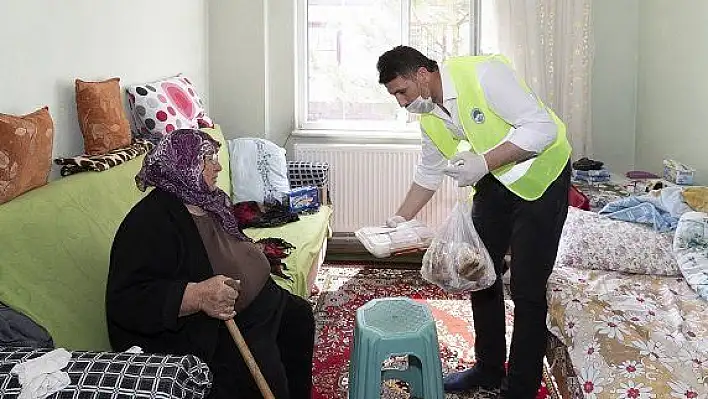 Büyükşehir, 65 yaş üstü ve ihtiyaç sahibi aileleri yalnız bırakmıyor 