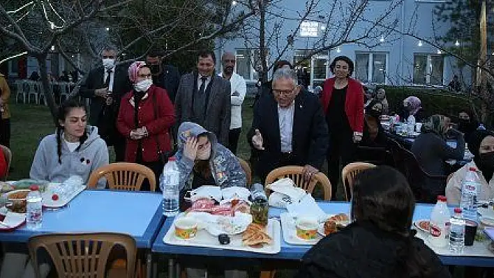 Büyükkılıç, öğrencilerle iftar sofrasında buluştu