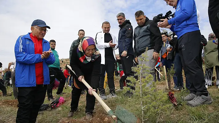 Büyükşehir Belediyesi doğa yürüyüşü ve fidan dikme etkinliği yaptı