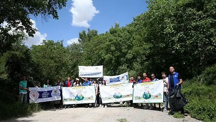 Gönüllü gençler Koramaz Vadisi'nde çevre temizliği yaptı