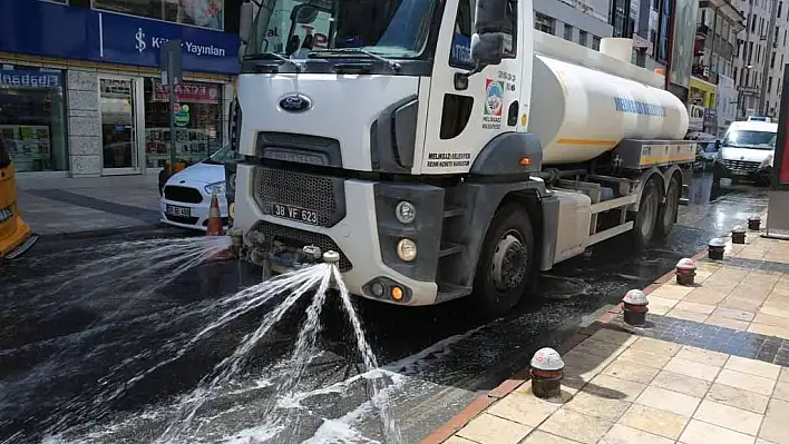 Melikgazi Belediyesi ana cadde ve yolları su ile serinletiyor