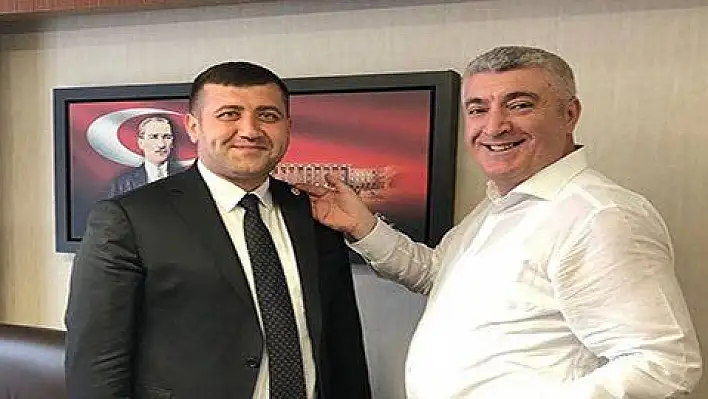 Baki Ersoy'un rozetini MHP İl Başkanı Serkan Tok Taktı