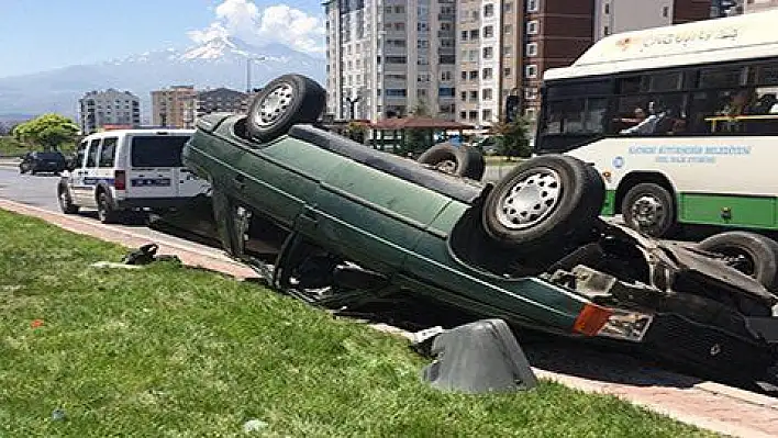 Direksiyon hakimiyeti kaybolan otomobil ters döndü 