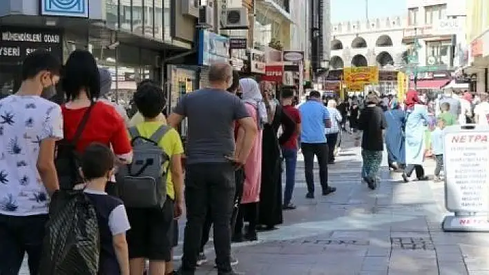 Kayseri'nin çarşılarında okul alışverişi yoğunluğu yaşanıyor