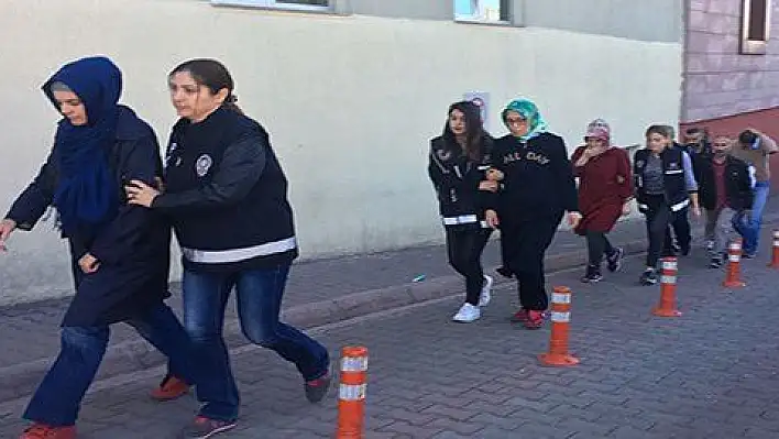 FETÖ'den gözaltına alınan 5 kişi adliyeye sevk edildi