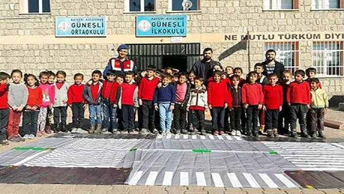 Jandarma ekiplerinden öğrencilere uygulamalı trafik eğitimi 