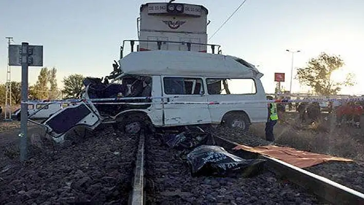 Tren ile minibüs çarpıştı: 2 ölü 