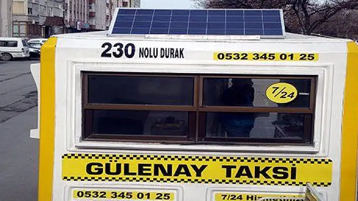 Taksi durağının elektriğini güneşten sağlıyor  