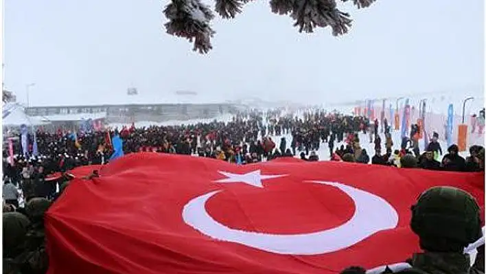 Tipiye rağmen Sarıkamış şehitlerini anmak için Erciyes'e akın