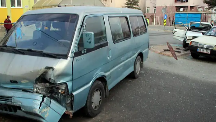 Hafif ticari araç otomobile çarptı: 2 yaralı