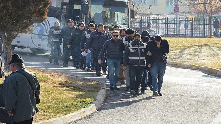 Aralarında Kayseri'nin de bulunduğu, Karaman 'da FETÖ'den gözaltına alınan 13 kişi adliyeye sevk edi