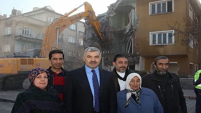 Dönüşüm için yıkım sürüyor