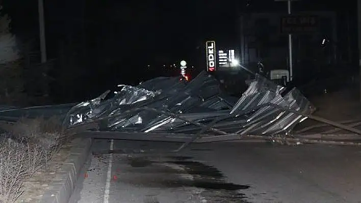 Uçan çatı Kayseri yolunu trafiğe kapattı