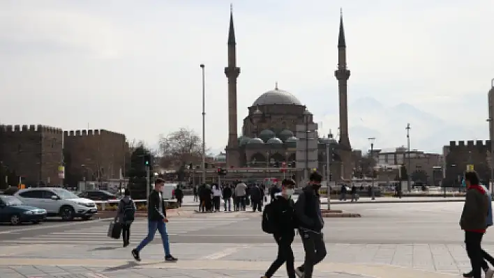  İlk cumartesi cadde ve meydanlar doldu taştı