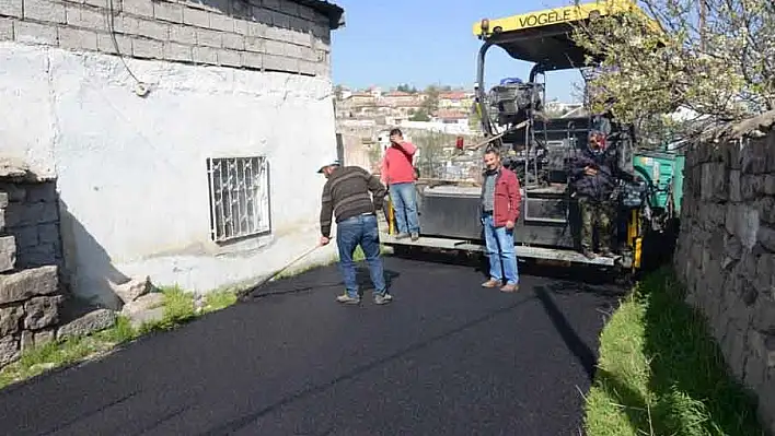 Nisan ayının ilk asfaltı Karacaoğlu mahallesine döküldü