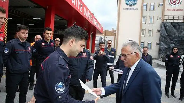 Büyükkılıç, tatbikata katılan itfaiye ekiplerine belgelerini verdi