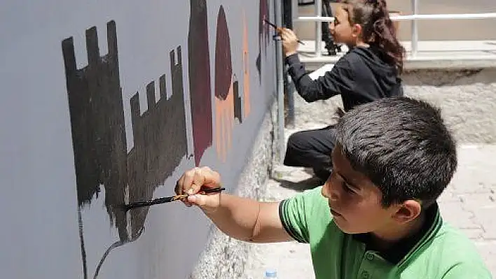 Şenol öğretmen ve öğrencileri okul duvarlarını resimlerle süslüyor