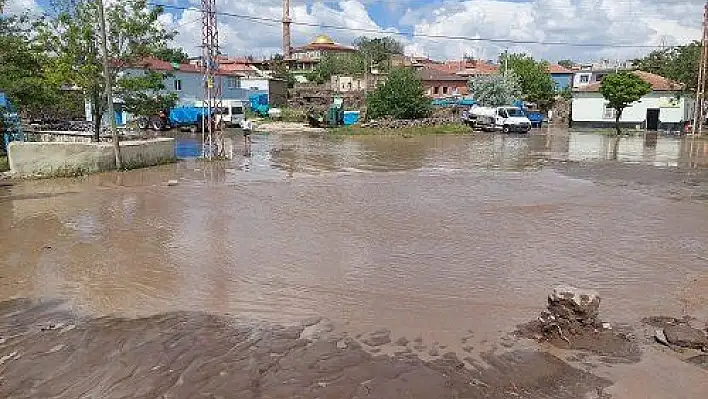 Selde araçları çamura saplanan 5 kişi kurtarıldı