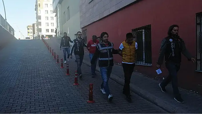 Uyuşturucu tacirleri kovalamaca sonucu yakalandı: 3 gözaltı