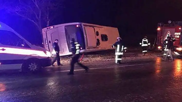 İşçileri taşıyan midibüs devrildi: 7 yaralı 