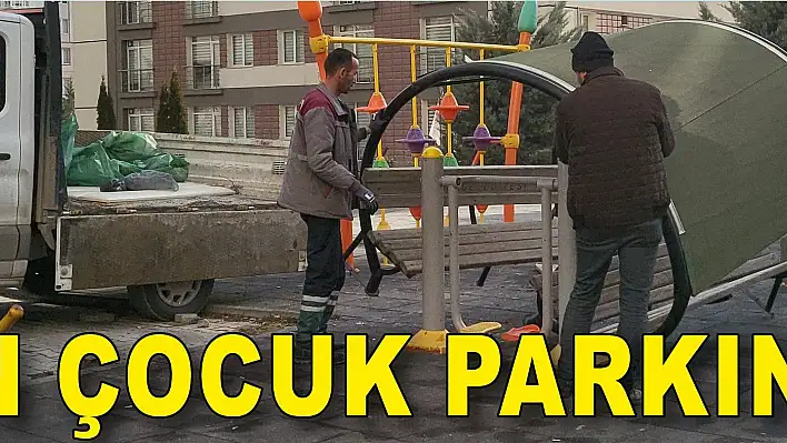 Kamyon çocuk parkına girdi