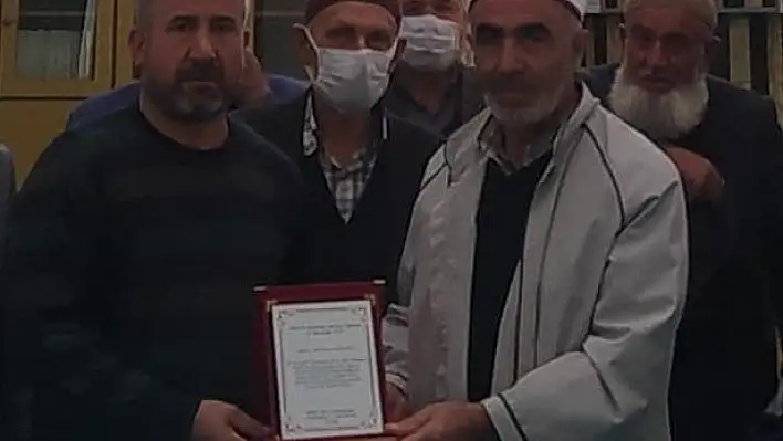 31 yıl aynı mahallede görev yapan imama plaketli veda