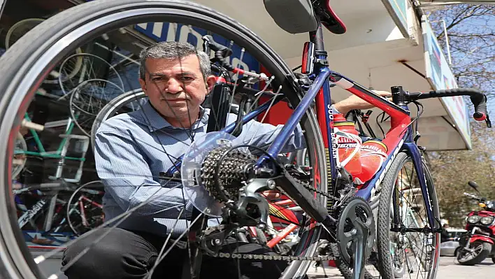 Baba mesleğini 49 yıldır pedallıyor