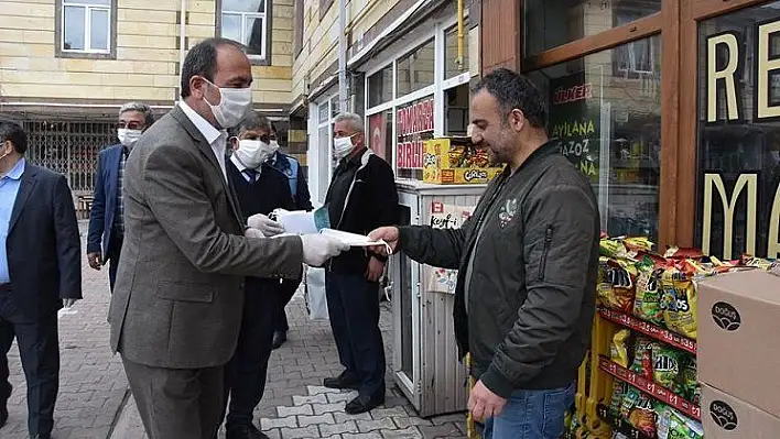 Tomarza Belediye Başkanı Şahin ücretsiz maske dağıttı