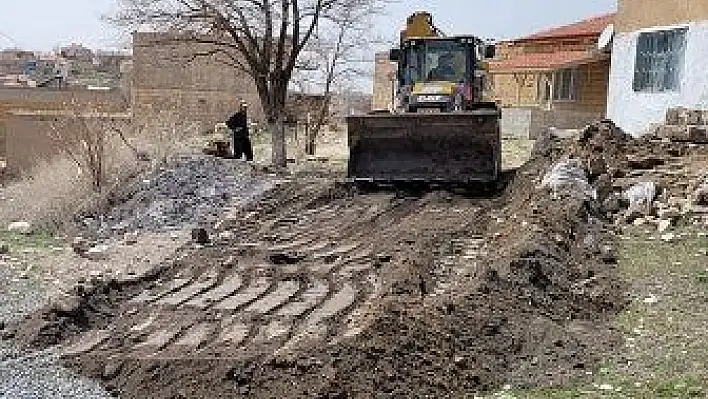 Bünyan'da bozuk yollar yenilenmeye devam ediyor