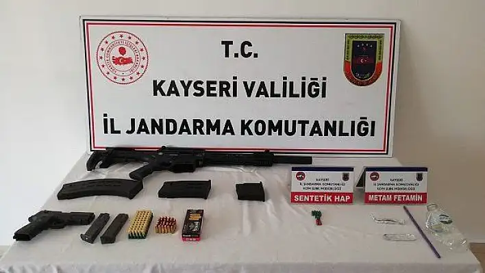 Kazaya karışan otomobilde silah ve uyuşturucu ele geçirildi