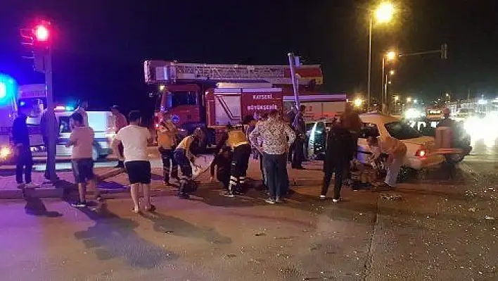 Kayseri'de iki otomobil çarpıştı: 3 yaralı