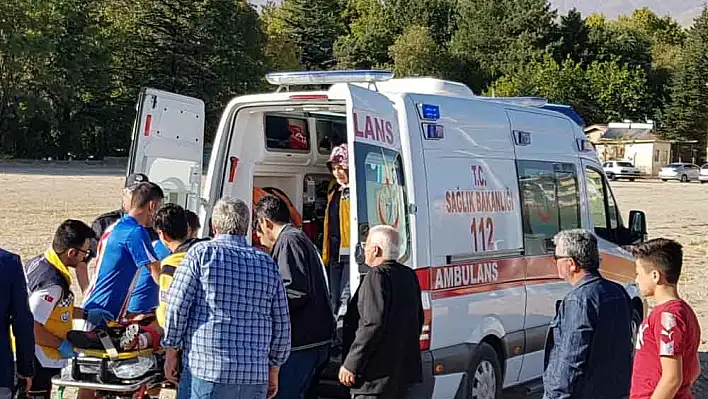 Ayağı kırılan genç futbolcu gözyaşlarına boğuldu 