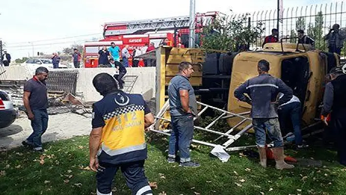 Kayseri'de freni patlayan kamyon yan yattı, çok sayıda yaralı var