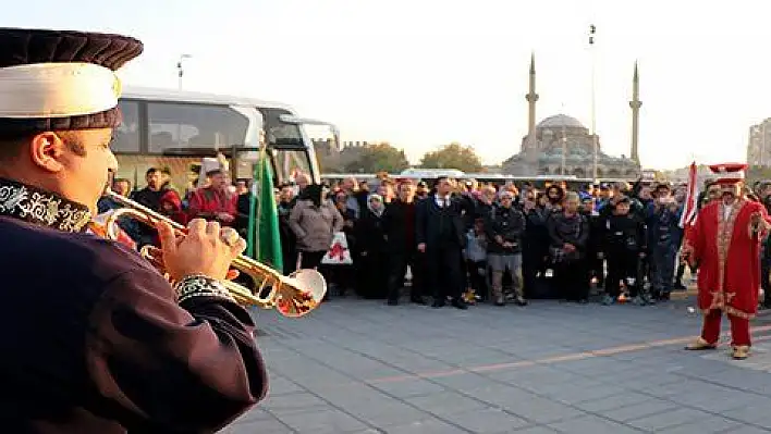 Çanakkale'ye giden öğrencilere mehterli uğurlama