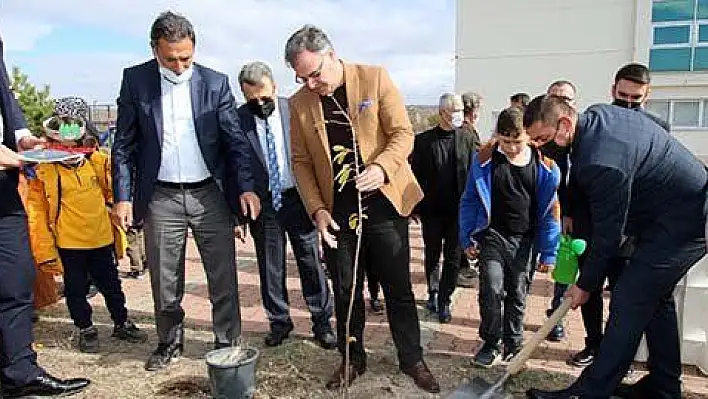 İlkokul öğrencilerinden 'Her çocuk bir fidan' kampanyası