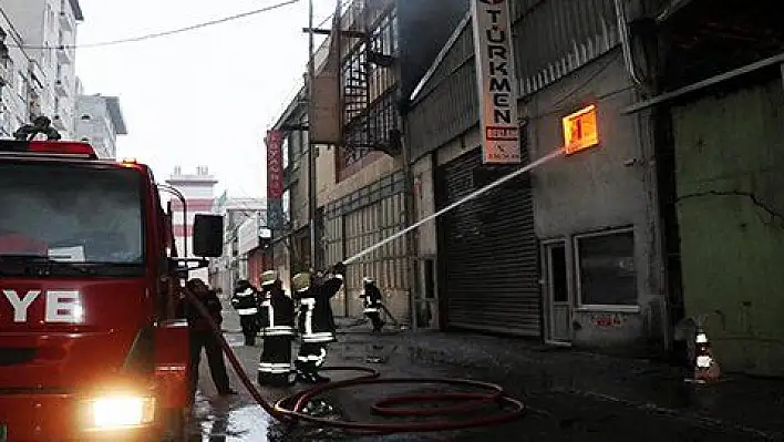 Kayseri'de baza ve yatak imalathanesinde yangın 