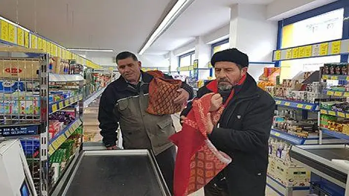 Babadan kalma heybelerle market alışverişi yaptılar 