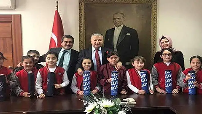 Yayın İletişim ve Kütüphanecilik Kulübü üyesi öğrencileri kabul etti 