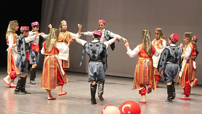 Suriyeli öğrenciler İstiklal Marşı'nı okudu, zeybek oynayıp, türkü söyledi  