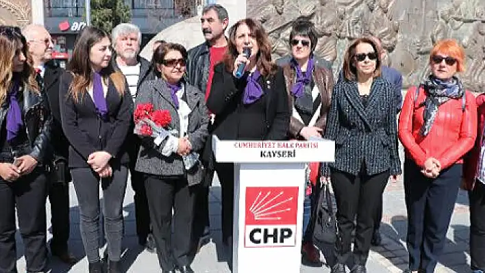 CHP Kayseri Kadın Kolları üyelerinden   Ǝ Mart  ' basın açıklaması