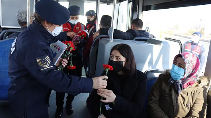 Kadın jandarmalar '8 Mart'ı unutmadı