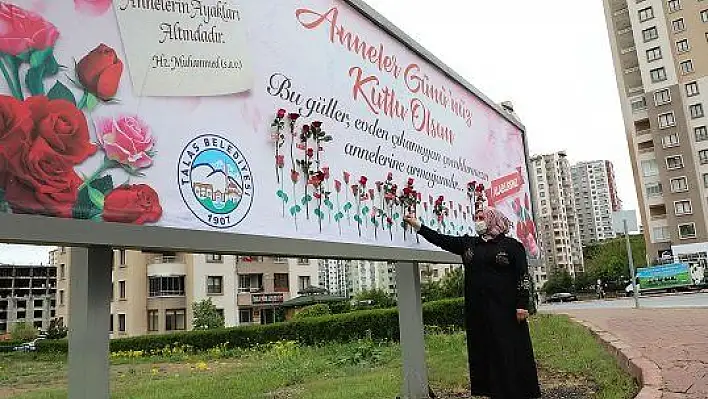 Kayseri'de ilan panolarına yapıştırılan güller annelere hediye edildi