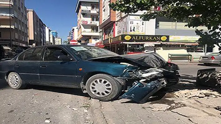 Kaza yapan otomobil duvara çarparak durabildi 