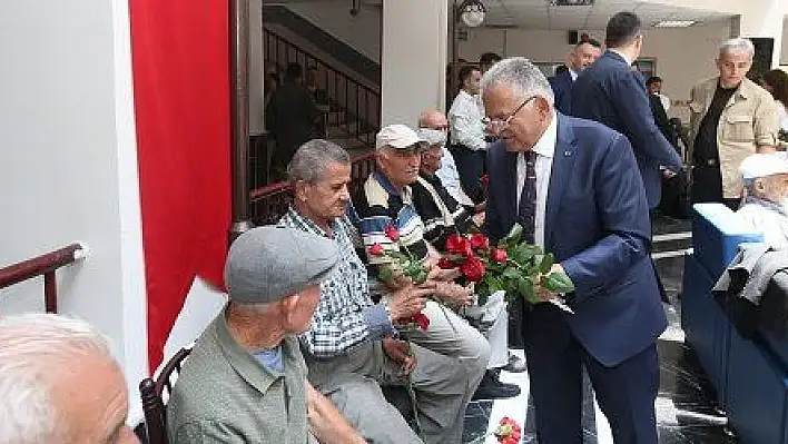  Başkan Büyükkılıç'tan Huzurevi sakinlerine bayram jesti