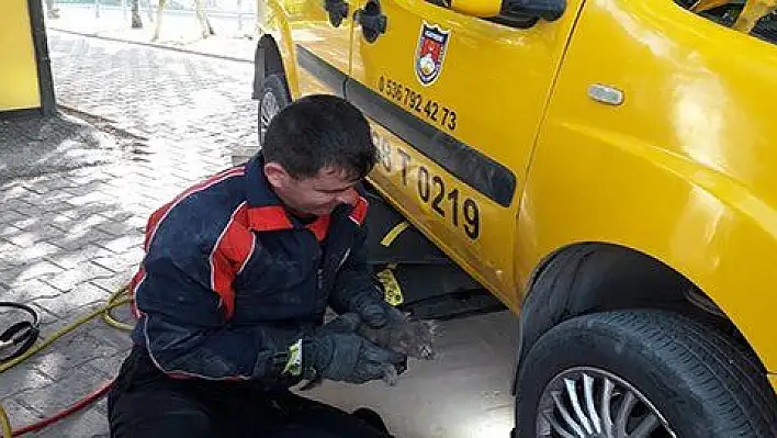 Aracın motor bölümüne sıkışan kediyi itfaiye ekipleri kurtardı 
