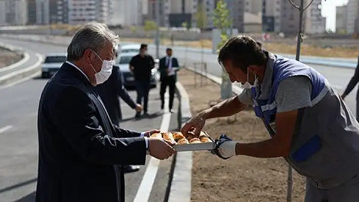 Melikgazi'de yollar hem yenileniyor hem de ağaçlandırılıyor