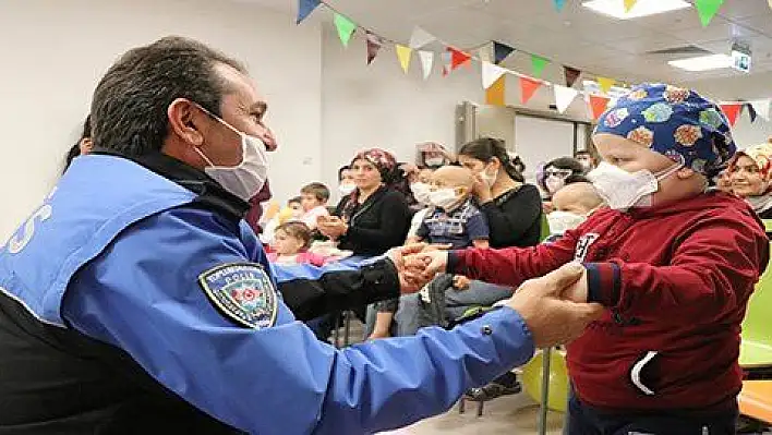 Kayseri emniyeti lösemili çocukları gönüllerince eğlendirdi 